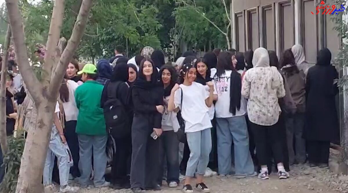 فیلم حضور هواداران زن مقابل ورودی ورزشگاه آزادی در آستانه بازی با کره شمالی